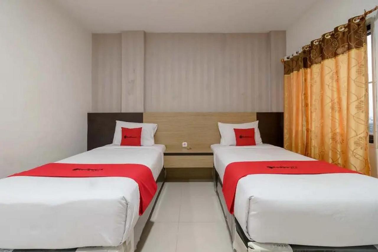RedDoorz Plus @ Cemara Asri Medan Bagian luar foto