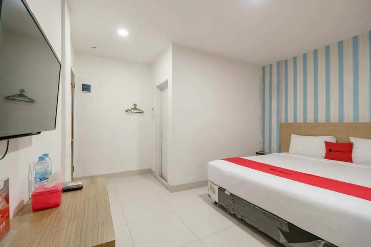RedDoorz Plus @ Cemara Asri Medan Bagian luar foto