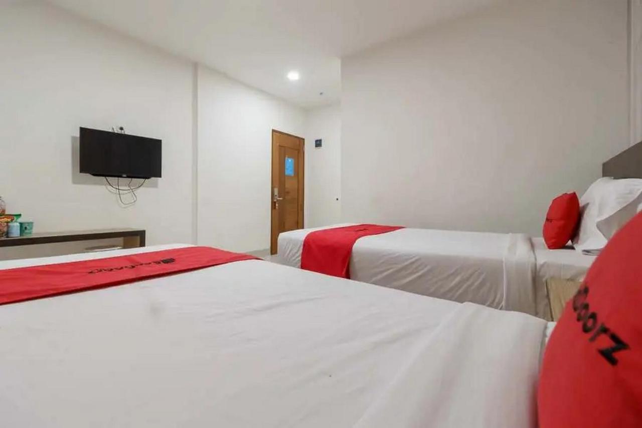 RedDoorz Plus @ Cemara Asri Medan Bagian luar foto