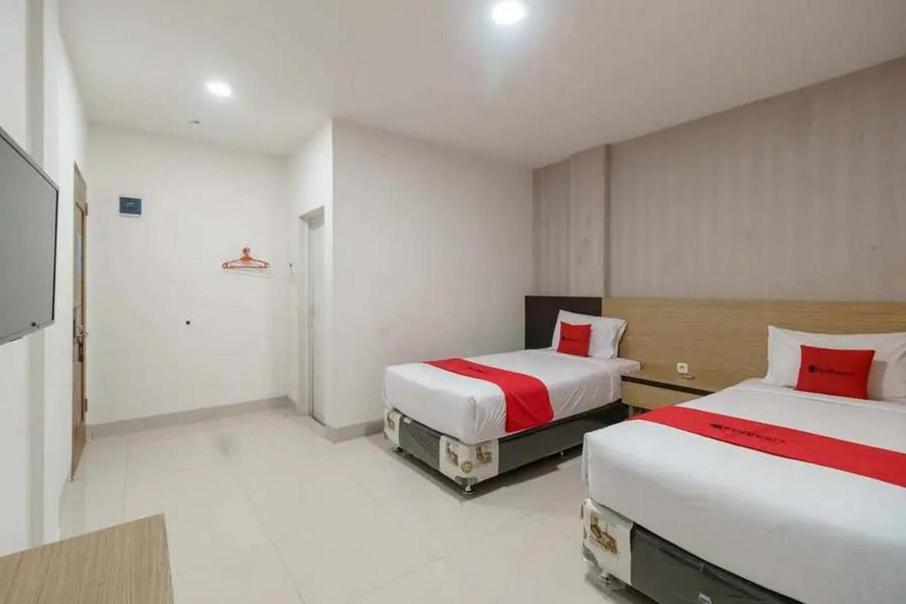 RedDoorz Plus @ Cemara Asri Medan Bagian luar foto