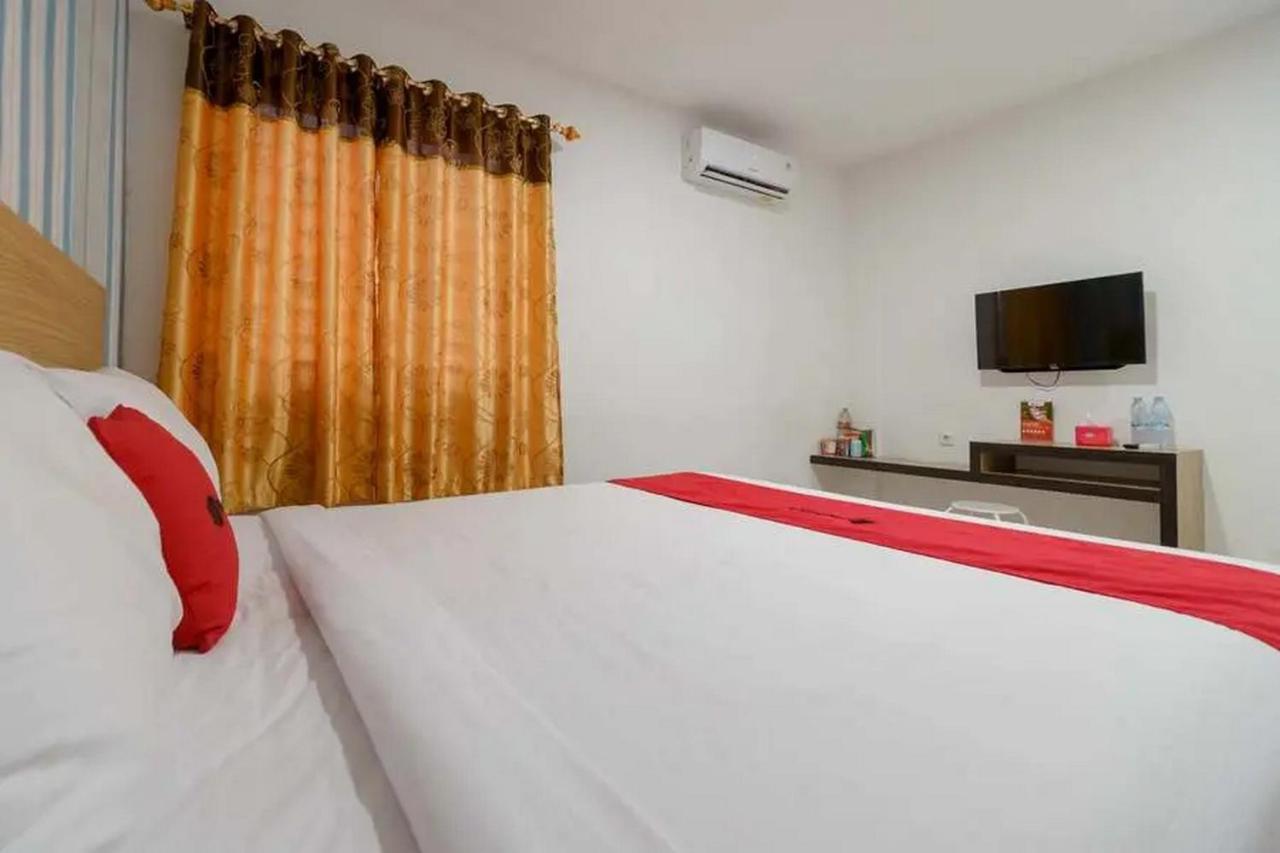 RedDoorz Plus @ Cemara Asri Medan Bagian luar foto