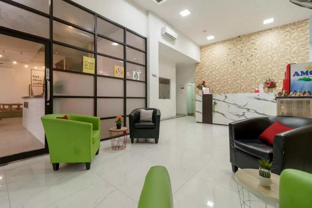 RedDoorz Plus @ Cemara Asri Medan Bagian luar foto