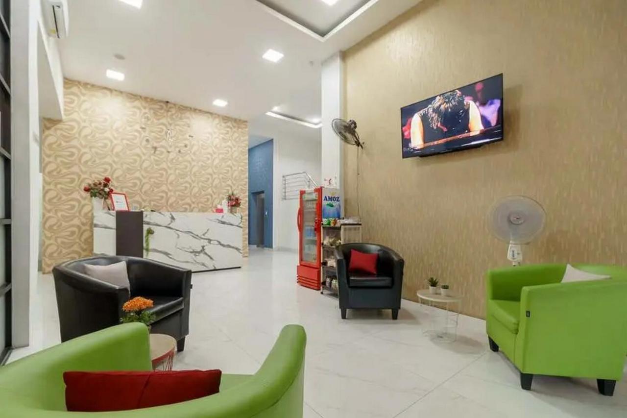 RedDoorz Plus @ Cemara Asri Medan Bagian luar foto
